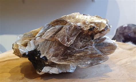  Muscoviet – De Magische Mineralen voor Moderne Kunststoffen en Hittebestendige Keramiek!