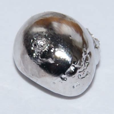 Rhodium: Een Krachtige Katalysator Voor Autokatalysatoren En Juwelen!